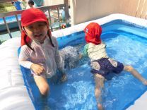 写真:乳児の水遊び2