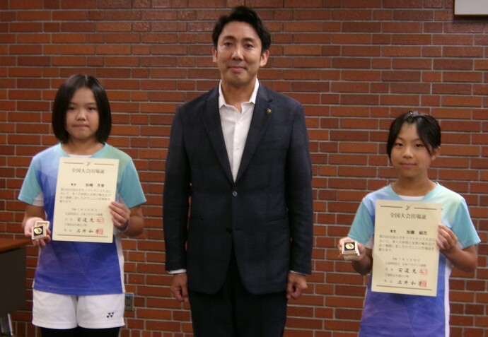 左から:松崎さん、古賀市長、加藤さんの写真