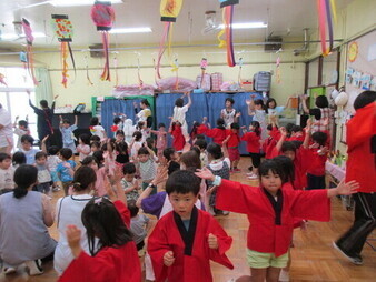 盆踊りを踊っている写真