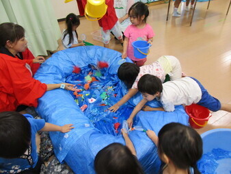 らいおん組コーナー<おばけ水族館>で遊んでいる様子の写真