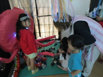 まっくらぴかぴかトンネルで遊んでいる様子の写真