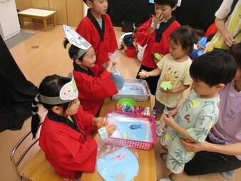 らいおんさんが小さいクラス美お土産を渡している様子の写真
