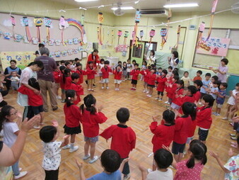 盆踊りを楽しんでいる様子の写真