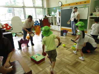 幼稚園の夏祭りでパターゴルフコーナーで遊んでいる様子の写真
