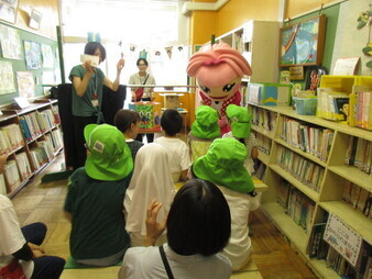 幼稚園のコーナーで遊んでいる様子の写真