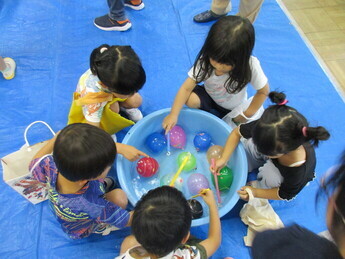 ヨーヨー釣りをしている様子の写真