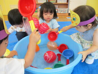 ヨーヨーコーナー　乳児クラスの様子の写真