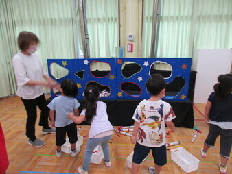 夏祭りにゅんびゅんロケットで遊んでいる様子の写真
