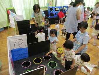コーナー<たこ焼きコロコロ>で遊んでいる様子の写真