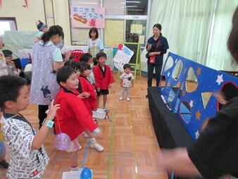 コーナーで遊んでいる様子の写真