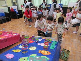 輪投げコーナーで遊んでいる様子の写真