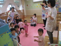 1歳児が踊っているところ