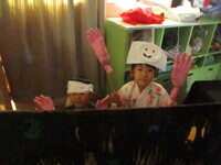 おどかす準備をしているおばけ役の子どもたち