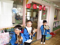 呼び込みをしている子どもたち