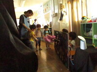 3歳児がお化け屋敷を通っているところ