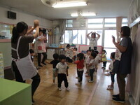 2歳児が踊っているところ