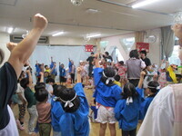 3・4・5歳児が手を挙げて踊っているところ