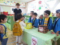 くじを引いてもらっているところ