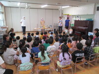 栄養士さんの話を聞く子どもたち