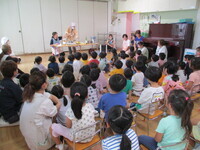 カレーを作る様子を見る子どもたち