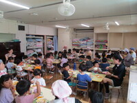 みんなでカレーを食べているところ