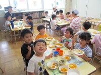 カレーを食べている様子