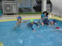 5歳児が水に飛び込むところ