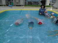 5歳児が泳いでいるところ