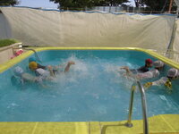 5歳児がバタ足をしているところ