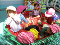 1歳児がビニールプールで遊ぶ様子