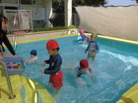 3歳児がプールで遊んでいる様子
