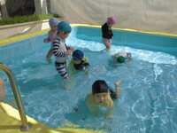 3歳児がプールで遊んでいる様子2