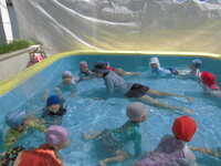 4歳児がプールで遊んでいる様子