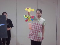 保育者が1歳児の七夕制作紹介をしているところ