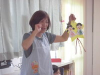 保育者が2歳児の七夕制作紹介をしているところ