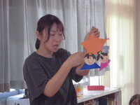 保育者が3歳児の七夕制作紹介をしているところ