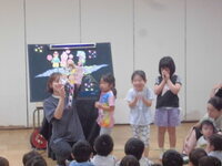 4歳児の子どもたちが七夕製作紹介をしているところ