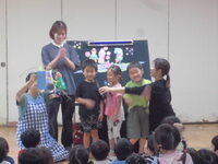 5歳児の子どもたちが七夕製作紹介をしているところ