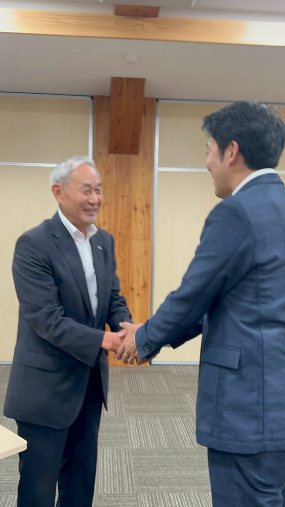 紫波町役場 握手場面