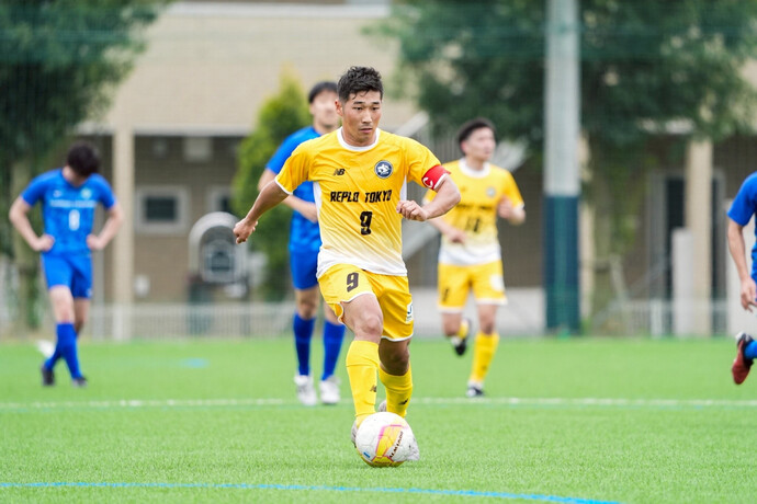 プレーする名村選手の写真