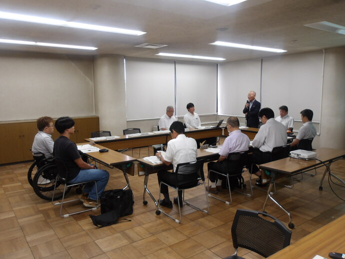 会議の様子を写した写真