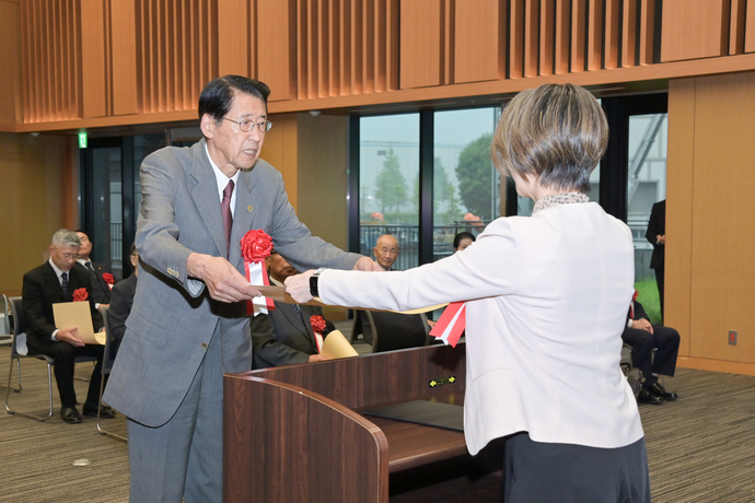 写真:贈呈式の様子