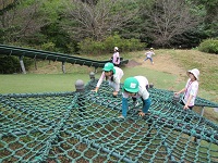 公園の遊具で遊んでいる様子の写真