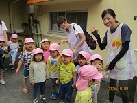 遠足に出かける2歳児の様子の写真