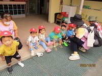 靴を履いている様子の写真