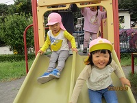 滑り台で遊んでいる2歳児の様子の写真