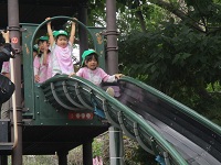 滑り台を滑っている様子の写真