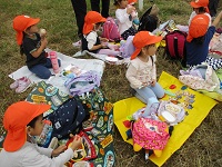 お弁当を食べている様子の写真