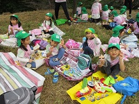 5歳児の子ども達がお弁当を食べている様子の写真