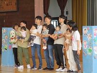 0歳児保護者が集合している様子の写真